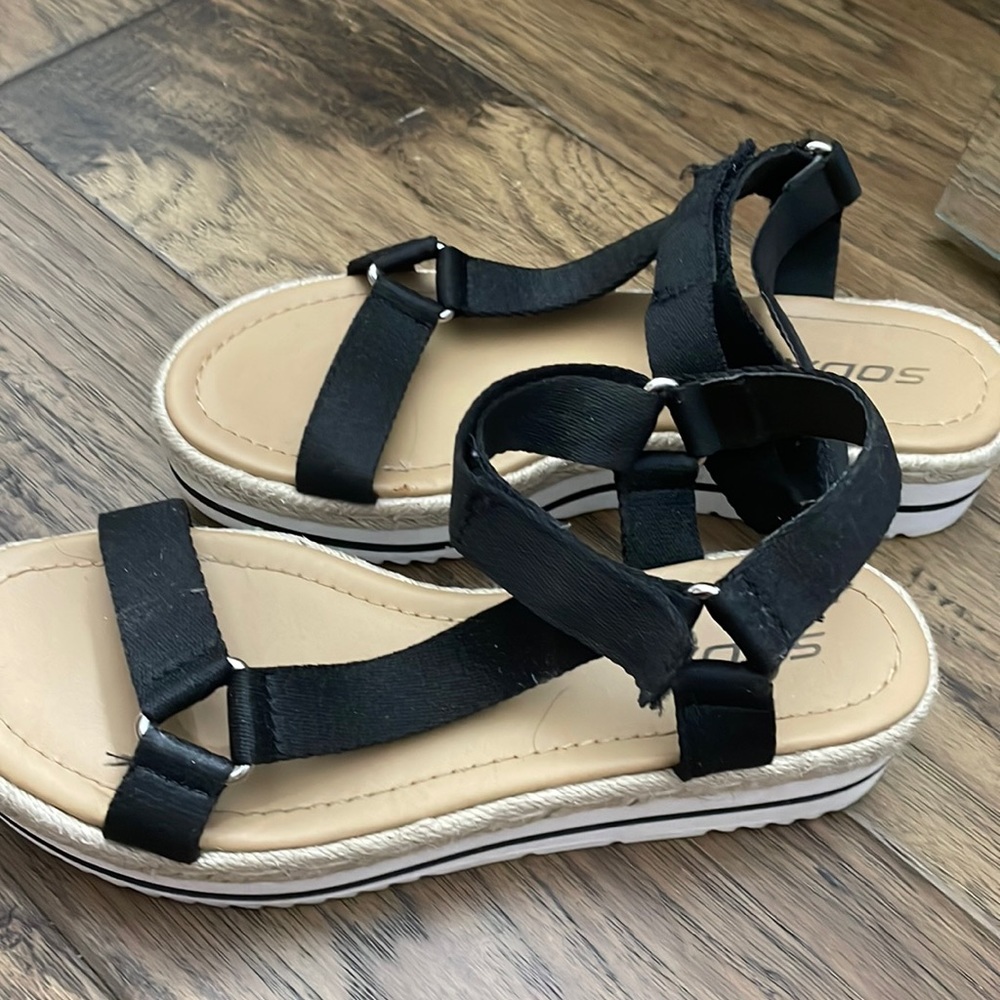Soda platform sandals